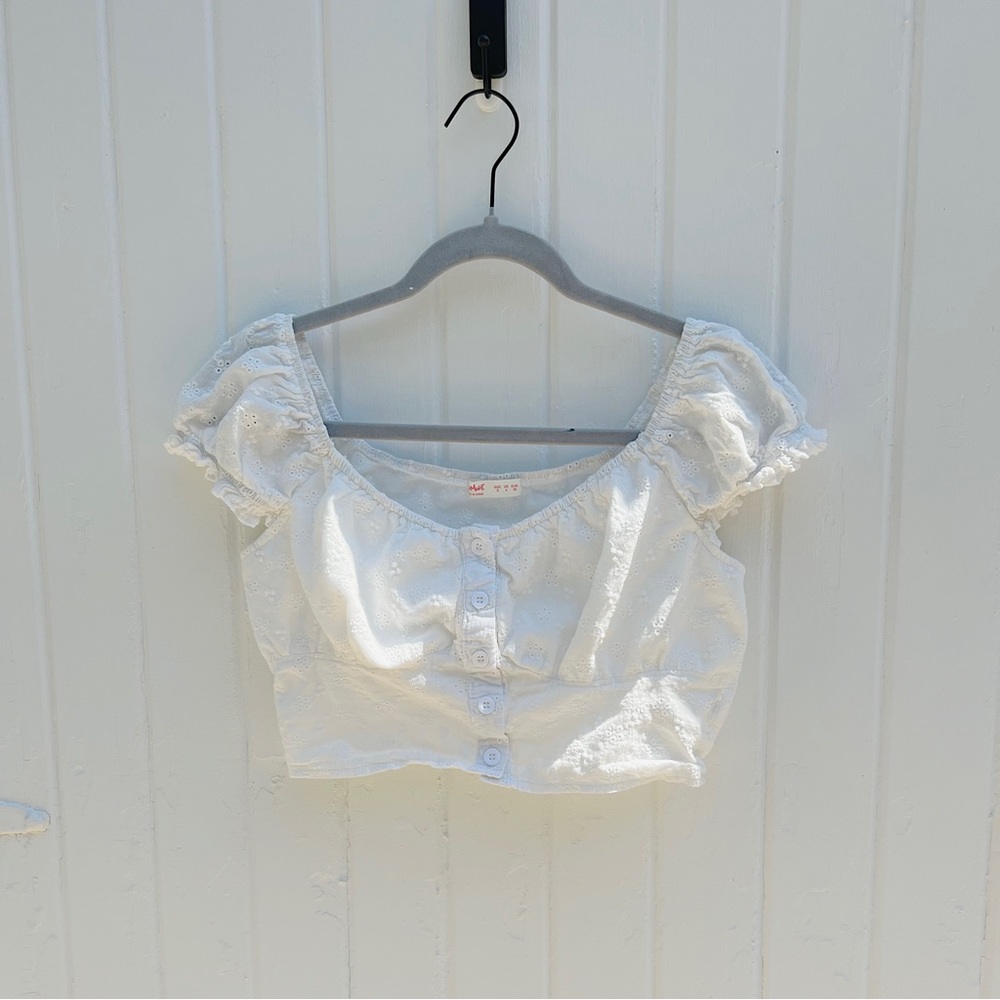 Romwe cropped eyelit button top